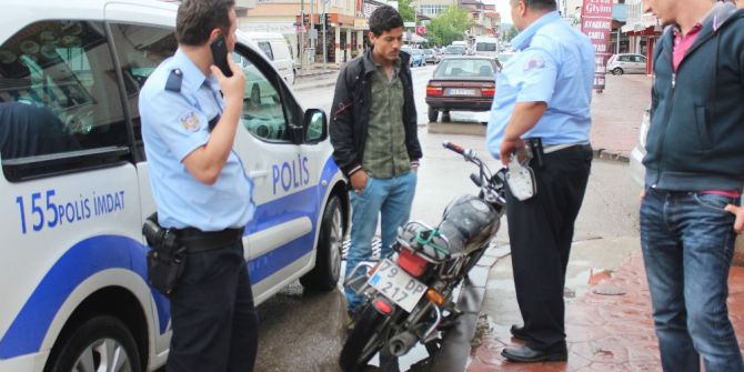Ehliyetsiz Kaza Yapıp Kaçan Suriyeli Polisi Peşine Taktı