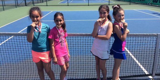 Küçük Tenisçiler Madalyaya Doymuyor