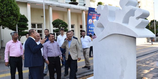 Taş Heykeller Belediye Binası Önünde Vatandaşla Buluşuyor