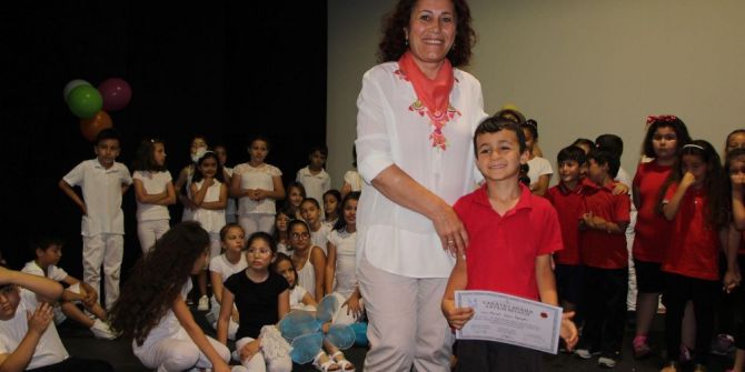 Kuşadası’nda Drama Kursiyerleri Sertifika Aldı