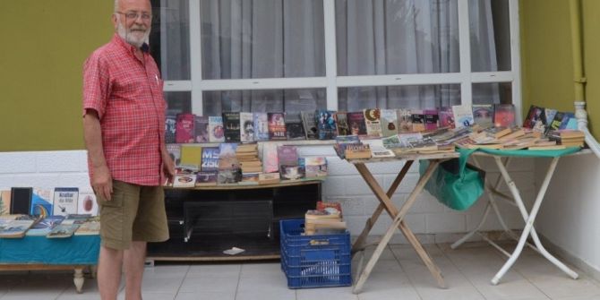 Kitapları Okunsun Diye Sergiliyor