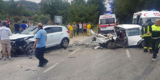 Milas’ta 3 Otomobil Birbirine Girdi; 4 Yaralı