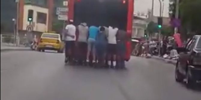 Patenle Otobüsün Arkasına Tutunan 7 Genç Ölüme Meydan Okudu