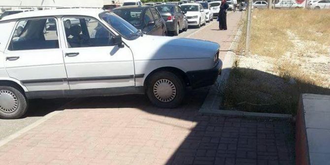 Kaldırıma Yapılan Araç Parkları Ulaşımı Olumsuz Etkiliyor