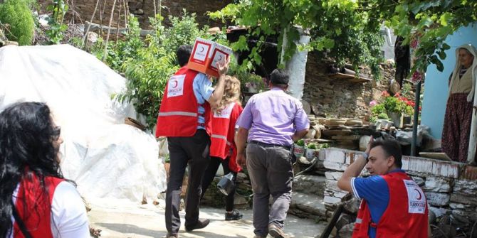 Salihli Kızılay, Gıda Kolisi Dağıtımına Başladı