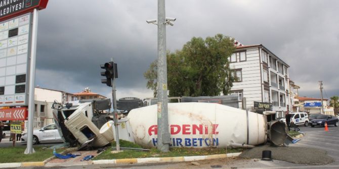 Virajı Alamayan Beton Mikseri Devrildi: 1 Yaralı