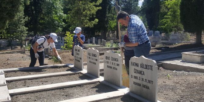 Belediye Başkanı Mezarlıkta Temizlik Yaptı