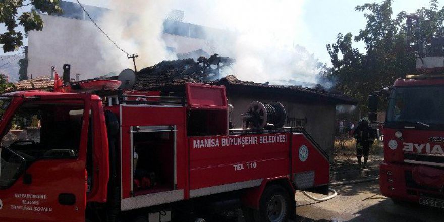 Manisa’da Ahşap Ev Kül Oldu