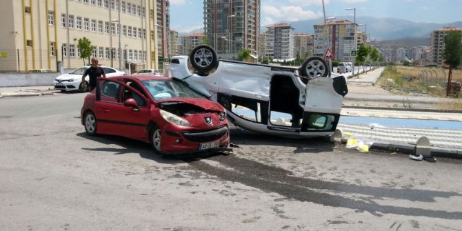 Otomobil Takla Attı: 2 Yaralı