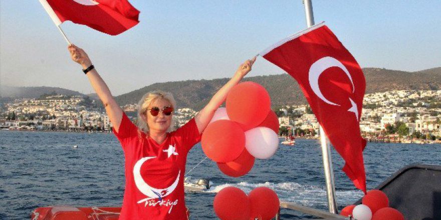 Ünlüler Demokrasi İçin Tek Yürek Oldu