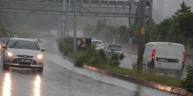 Kaya Parçaları Yaya Yoluna Düştü