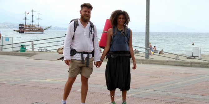 Dünyayı Bisikletle Dolaşan Alman Çift Yürüyerek İran’a Gitmek İçin Yola Çıktı