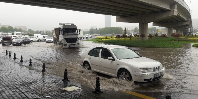 Başkent’te Sağanak Yağış Hayatı Olumsuz Etkiledi