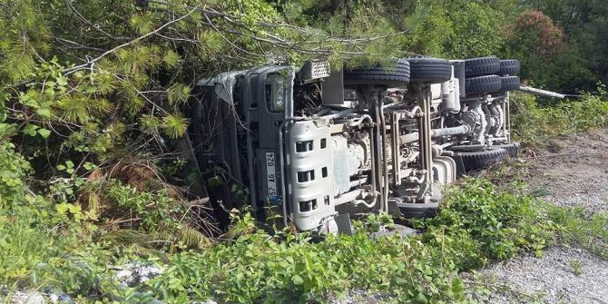 Kastamonu’da Beton Mikseri Şarampole Devrildi
