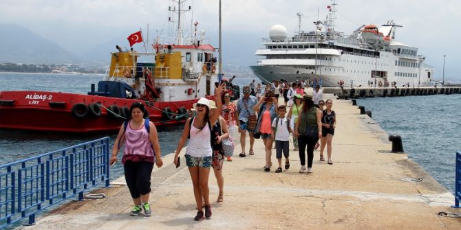 Lüks Gemiden İnen Turistlere Mehterli Karşılama