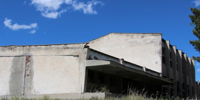 Eski Süt Fabrikası Hizmet Binası Yıkılarak Harabeye Döndü