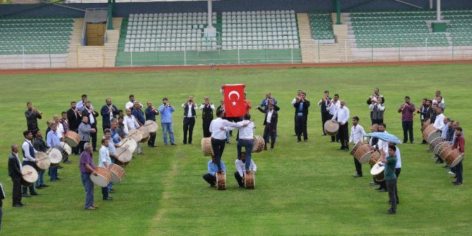 Vali’den Abdallara 40 Bin Liralık Kıyafet Sözü