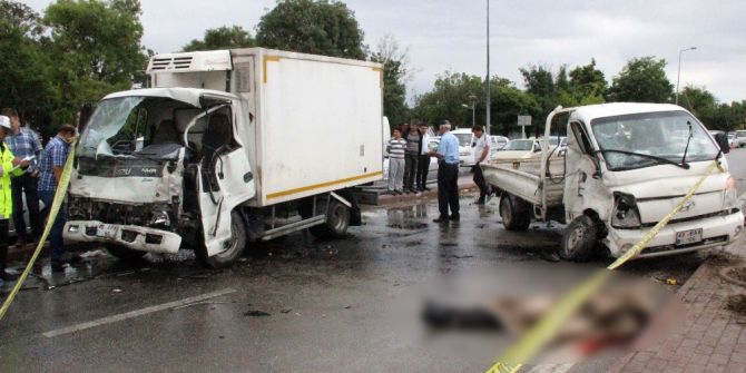 Ölümlü Kazayı İzleyenler Fotoğraf Çekmek İçin Yarıştılar