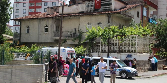 Hava Değişimine Gelen Genç, Evinde İntihar Etti