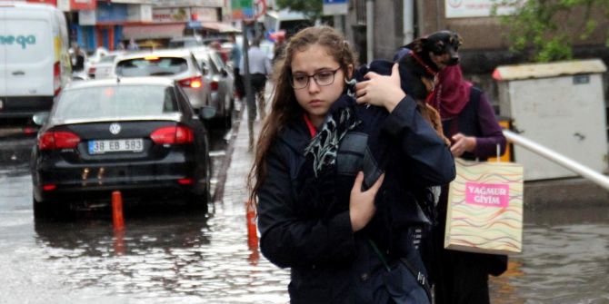 Kayseri’de Yağmur Yağdı Yollar Göle Döndü