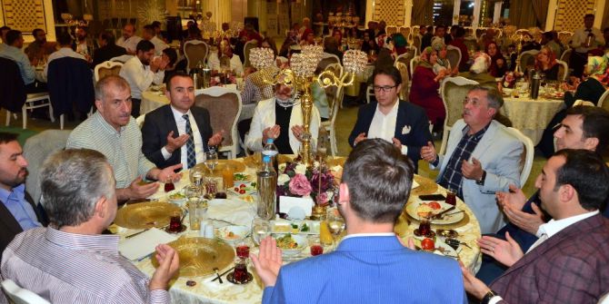 Başkan Çetin Ak Parti Pursaklar İlçe Teşkilatına İftar Verdi