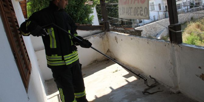 Evin Balkonuna Giren Yılanı İtfaiye Çıkarttı