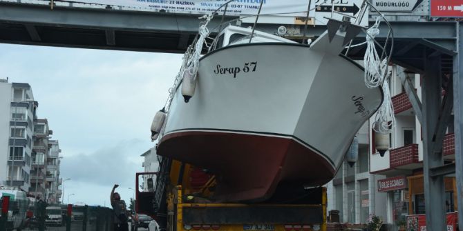 Vinçle Taşınan Tekne Üst Geçide Çarptı