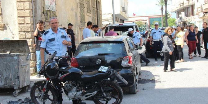 Otomobilin Çarptığı Motosikletli Aracın Camından İçeri Girdi