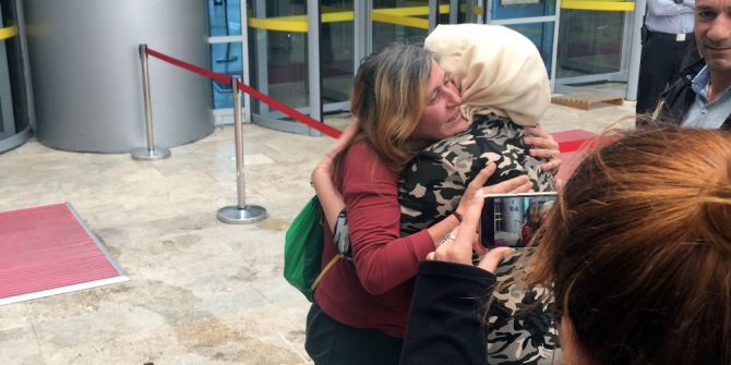 ’Kırmızı Fularlı Kız’ın Anne Ve Babası Adli Kontrolle Serbest Bırakıldı