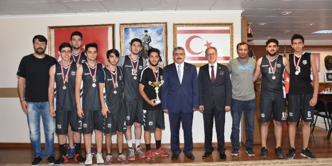 Şampiyonlar Kupalarını Başkan Alıcık’a Teslim Ettiler