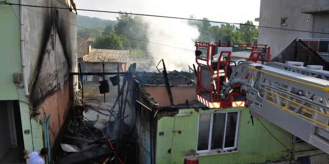 Ev Ve Samanlık Çıkan Yangında Küle Döndü