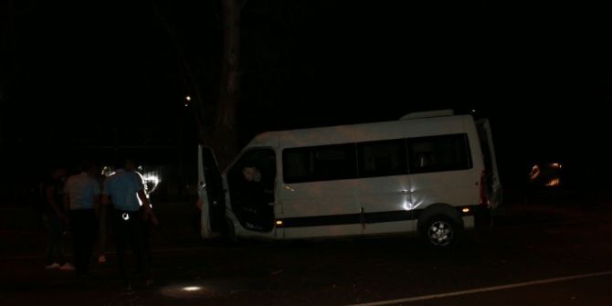 Minibüs Ağaca Çarptı: 4 Yaralı