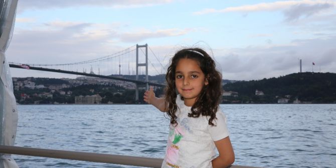 Yüksekovalı Yağmur Boğaz Köprüsünün Gece Manzarasını İzledi