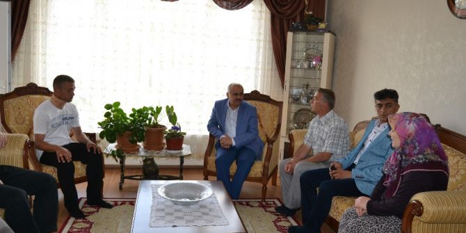 Vali’den Yaralı Uzman Çavuş’a Ziyaret