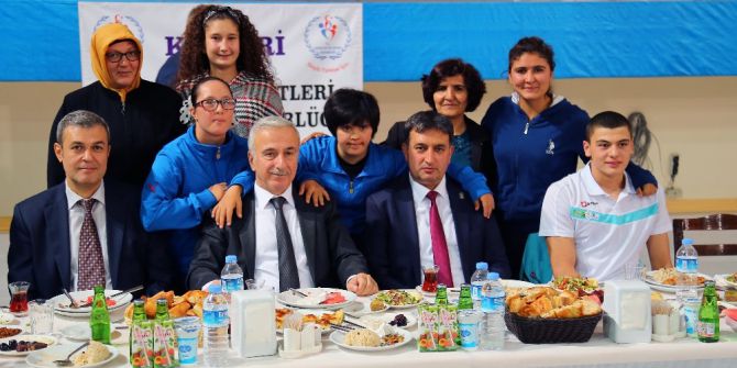 Vali Kamçı Şampiyon Sporcularla İftar Yaptı