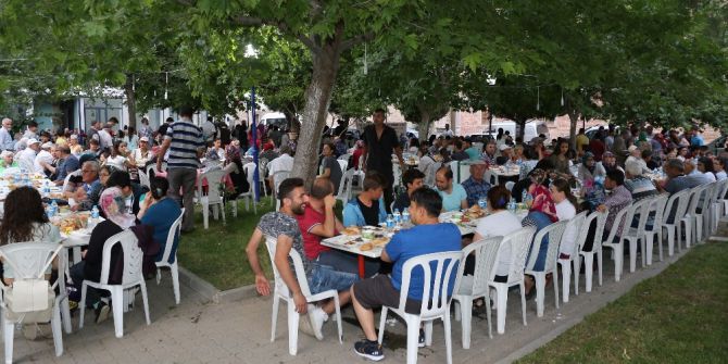 Burhaniye’de Mahalle İftarları Devam Ediyor