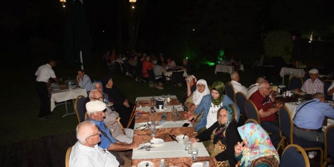 Vali Demirtaş, Huzurevi Sakinleriyle Bir Araya Geldi