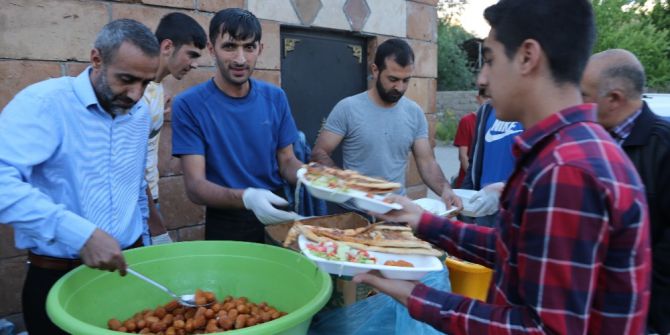 Varto Müftülüğünden Çocuklara İftar Yemeği