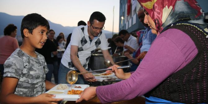 Finike’de İftar Sofraları Kurulmaya Devam Ediyor