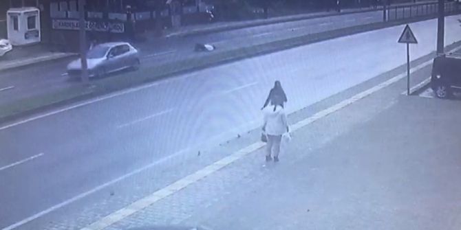 Yolun Karşısına Geçmeye Çalışırken Otomobil Böyle Çarptı