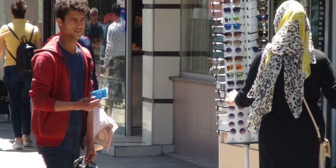 Boksör Olabilmek İçin Mendil Satıp Para Biriktiriyor