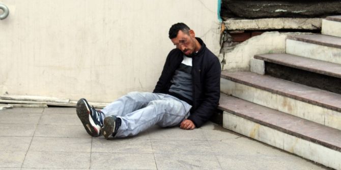 Kendinden Geçip Yere Yığıldı, Ambulans Ve Polisi Görünce Böyle Kaçtı