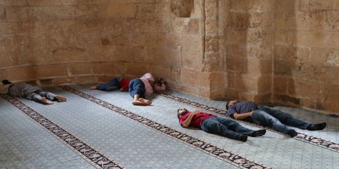 Sıcak Havada Camilerde Yatıp Dinleniyorlar