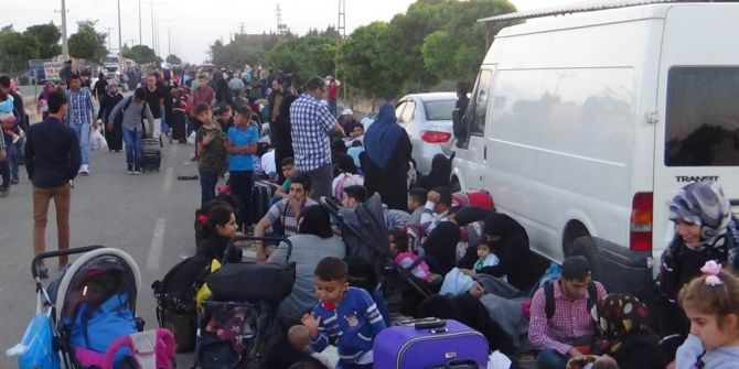 Binlerce Suriyeli Ülkelerine Gitmek İçin Geceden Kuyruğa Girdi