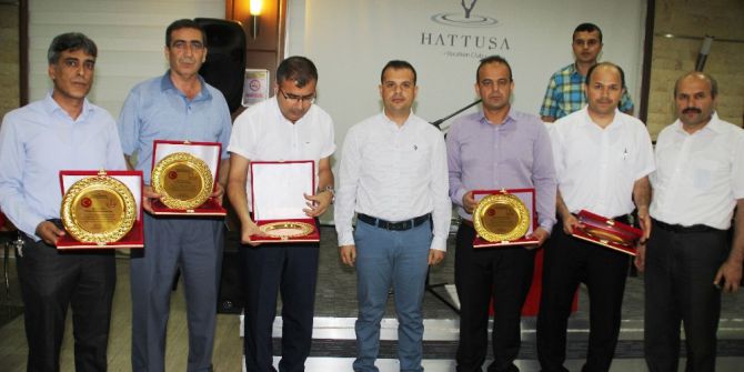 Erzin’de Okul Müdürleri Ödüllendirildi