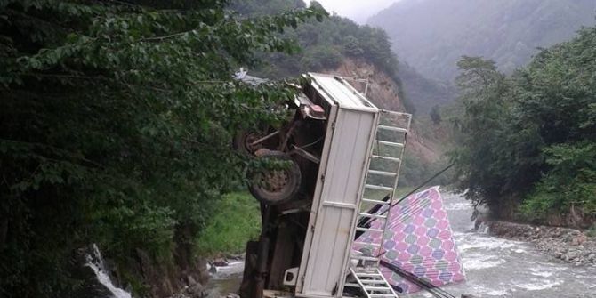 Kamyonet Dereye Ok Gibi Saplandı