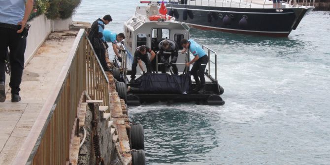 Karaköy’de Denizde Ceset Şoku