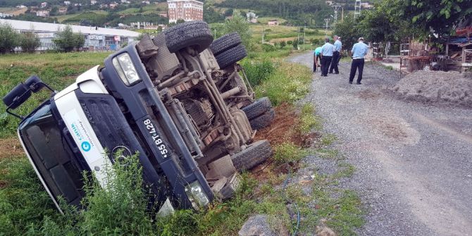 Çöp Kamyonu Devrildi: 1 Yaralı