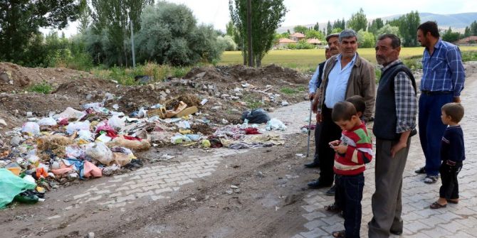 Belediyeler Sahip Çıkmayınca Çöpler Ortada Kaldı