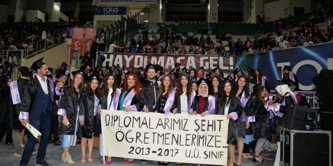 Öğretmen Adayları Diplomalarını Şehit Öğretmenler İçin Aldı